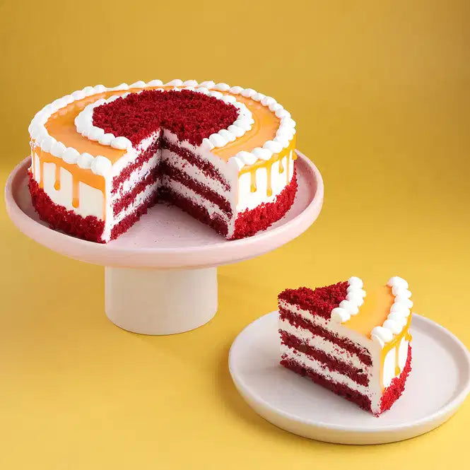 Red Velvet Coffee Drip Cream Cake